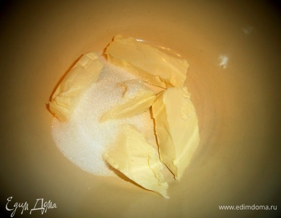 Отделяем от всего масла две трети (остальное можно убрать в холодильник) и перетираем с половиной сахара.