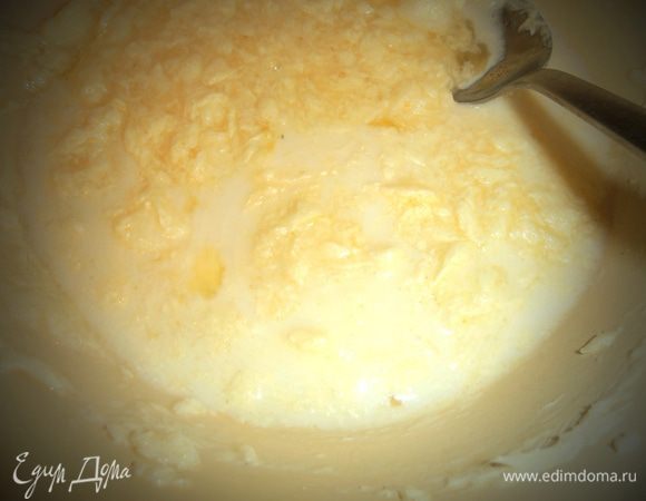 Вливаем тёплое молоко.