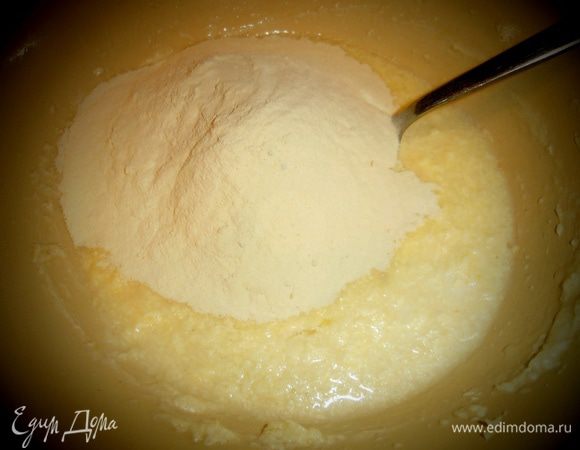 Сначала всыпаем блинную муку...