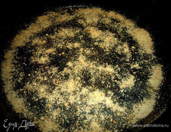 Посыпаем смазанную растит.маслом форму молотыми сухарями...