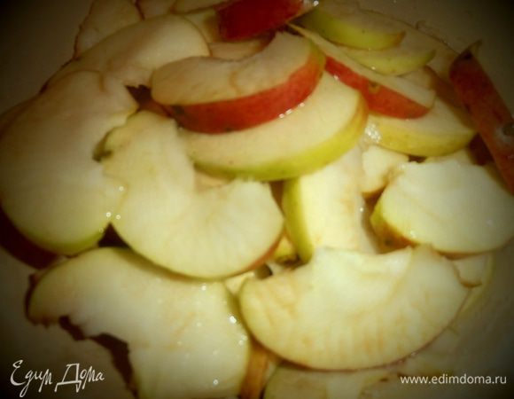 Яблоки нарезаем на дольки, сбрызгиваем лимонным соком.