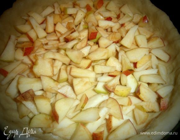 Крошим кусочки яблок на тесто,чтобы покрыли дно.
