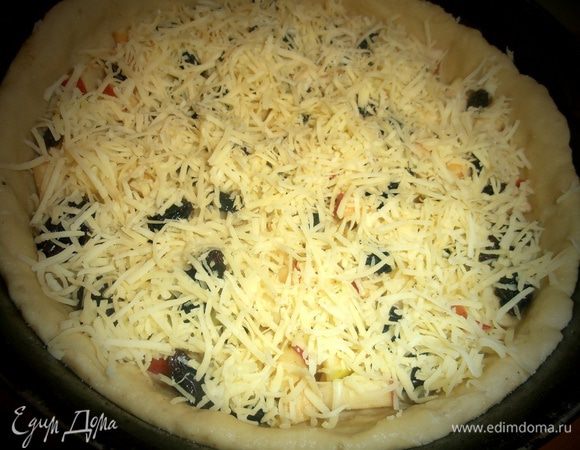 Половину сырной горки посыпаем на начинку.