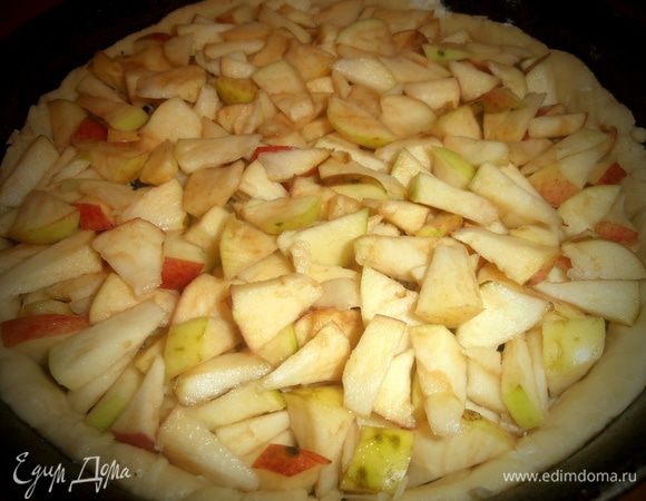 Снова крошим слой яблок.