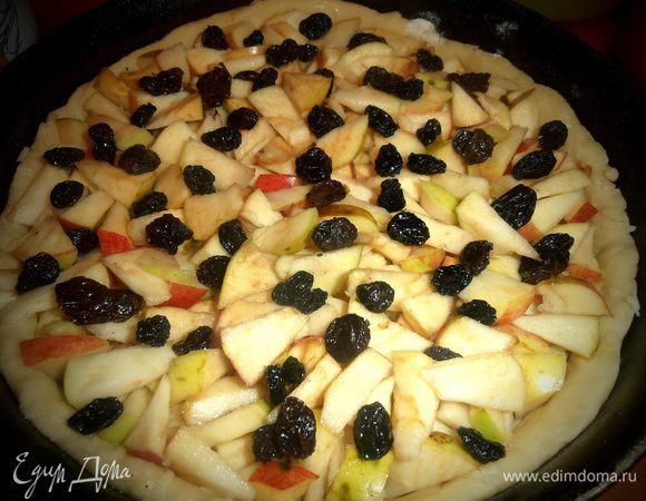 Немного изюма на яблоки...