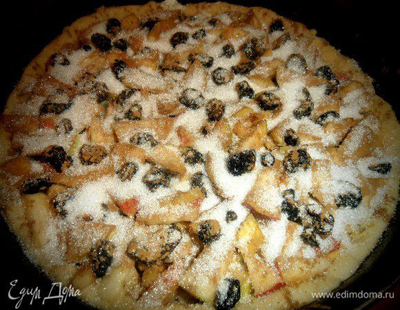 Посыпаем сверху оставшейся половиной сахара...