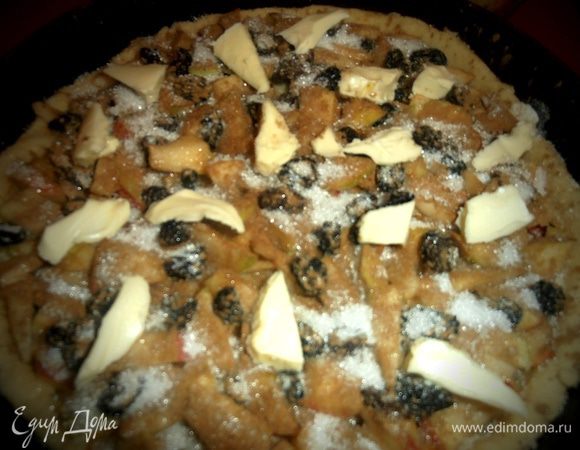 Вот теперь вынимаем из холодильника треть масла и выкладываем кусочками сверху.