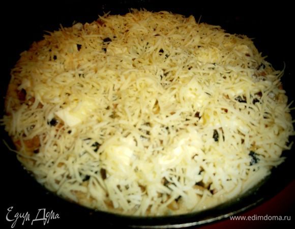 Заканчиваем слоем сыра,если любите,как мы,зажаренный золотистый сыр.Если нет, то можно вынуть пирог из духовки за 5 минут до конца и тогда посыпать сыром-он только раплавится.