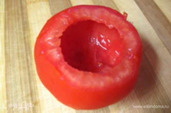 Теперь приступаем к начинке помидоров. 1. У помидора аккуратно срезать "шляпку" со стороны плодоножки и вынуть сердцевину, оставив "стенки" помидора. Посолить помидоры изнутри.