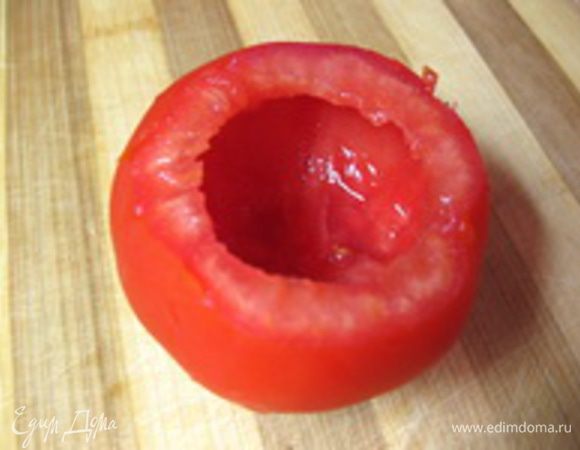 Теперь приступаем к начинке помидоров.
1. У помидора аккуратно срезать "шляпку" со стороны плодоножки и вынуть сердцевину, оставив "стенки" помидора. Посолить помидоры изнутри.