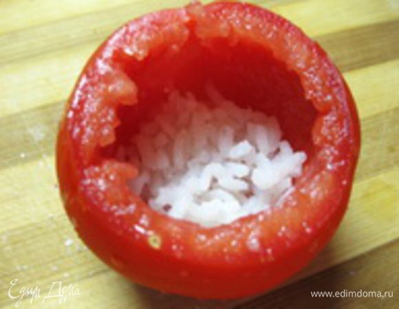 2. На дно каждого помидора выложить тонкий слой риса.