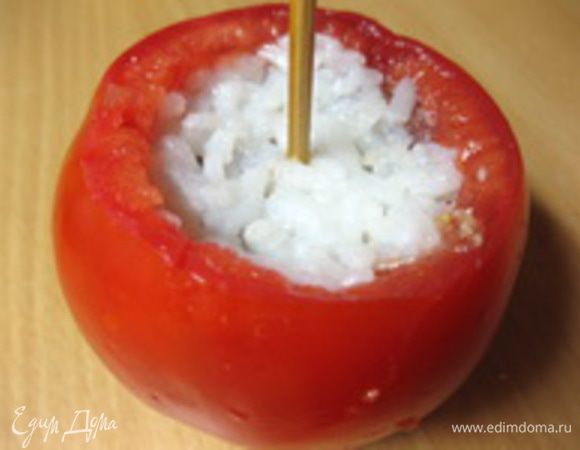5. Снова выложить слой риса таким образом, чтобы получилось небольшое углубление. Проткнуть шпажкой в нескольких местах, не прокалывая "стенки" помидоров.