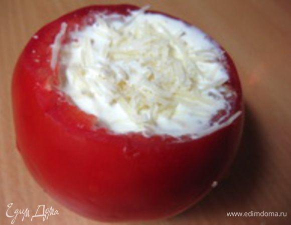 6. Посыпать тертым пармезаном и налить в каждый помидор по 1-2 ч. ложки сливок.