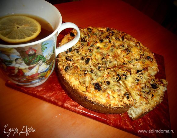 Так как пирог у меня ночной,то подаём его с чаем с лимоном!