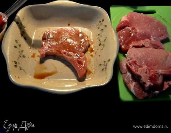 Смазать свиные отбивные вустер.соусом 3 стол.л с обеих сторон.Дать постоять 15 мин. при комн.тем-ре.