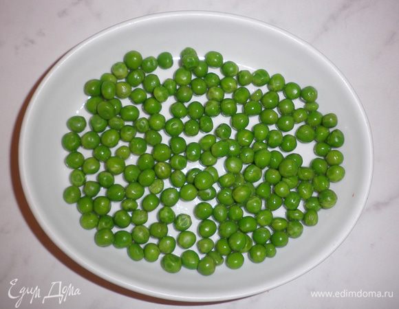 Подготовьте зеленый горошек.