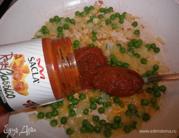 Добавьте соус SACLA Ragu Classico , приправьте солью, перцем и готовьте на слабом огне еще 5 мин.