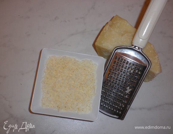Сыр натереть на мелкой терке.