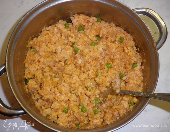 Смешать полученный соус с рисом и натертым сыром.