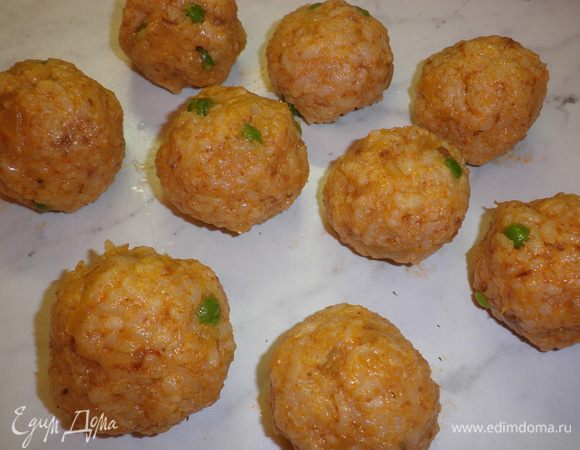 Из полученной рисовой массы слепить небольшие шарики. 