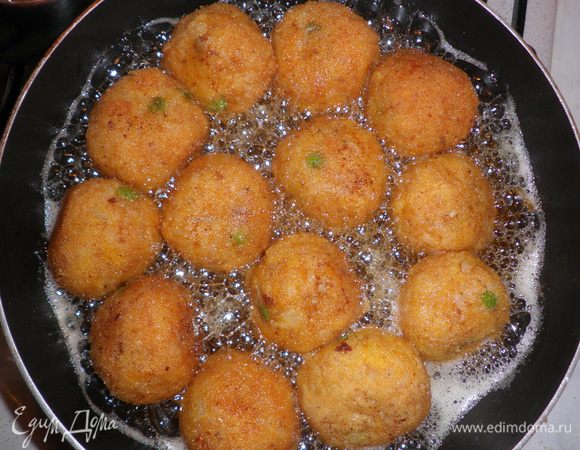 Окуните подготовленные шарики во взбитое яйцо, затем обваляйте в сухарях и обжарьте в сильно разогретом растительном масле.