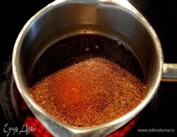 В кастрюльке смешать 2 стол.л вустер.соус,мед и апельсин.цедру.Поставить на огонь как закипит, огонь убавить и кипятить 1 мин.