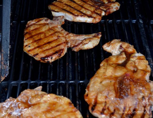 Выложим свин.отбивные на разогретую решетку гриля.Смажем свин. отбивные половиной готовой медовой смесью,готовим 5мин. сторона, перевернем и опять смажем смесью вторую сторону. Готовим 3-5 мин. или до готовности. При открытом гриле.