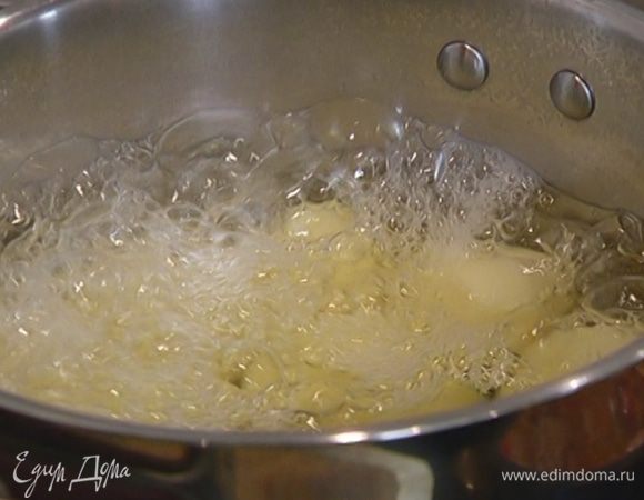 Картофель почистить и, не разрезая, отварить до готовности.