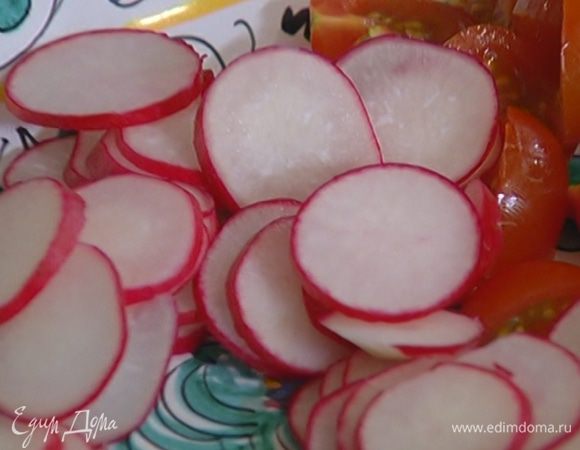 Редиску порезать тонкими кружками.