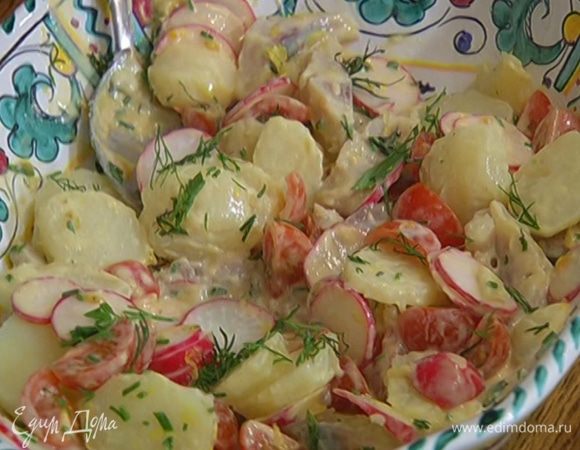 Выложить на блюдо селедку, картофель, редис, помидоры, шнитт-лук, полить все заправкой и перемешать. Укроп мелко порубить и посыпать салат.