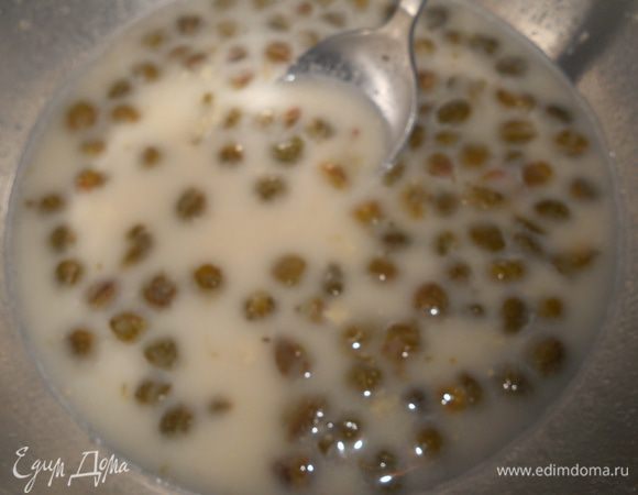 затем в мисочку налить теплое пиво,размешать с опарой,добавить воду и каперсы,перемешать