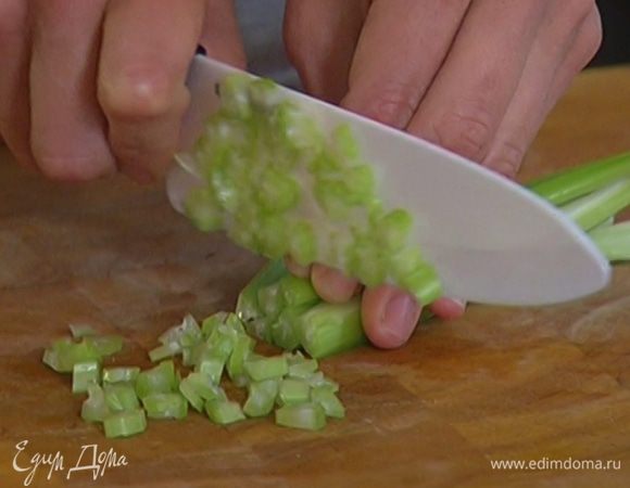 Сельдерей мелко порезать.