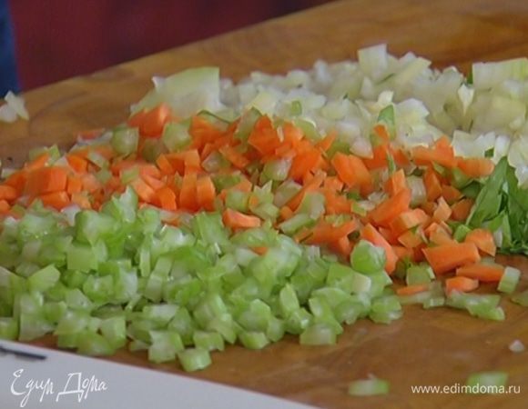 Морковь, лук и чеснок почистить и очень мелко порубить.