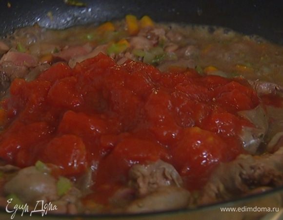 Томаты измельчить и добавить к печенке с овощами, посолить, поперчить и перемешать. Уменьшить огонь и тушить до готовности печени.