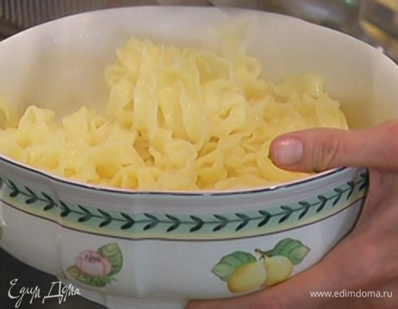 Макароны отварить в подсоленной воде согласно инструкции на упаковке.