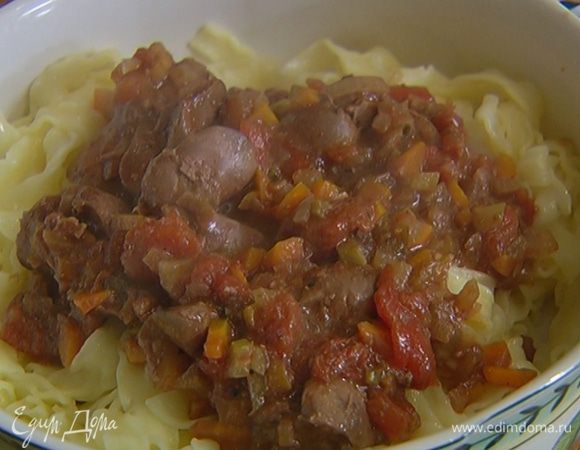 Подавать макароны с соусом из печени.