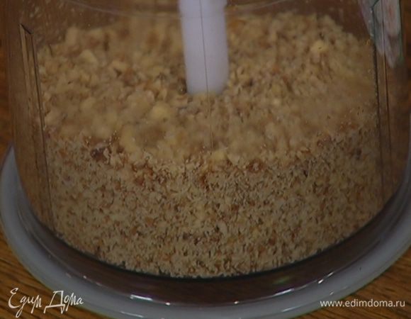 Измельчить в блендере 100 г орехов в мелкую крошку.