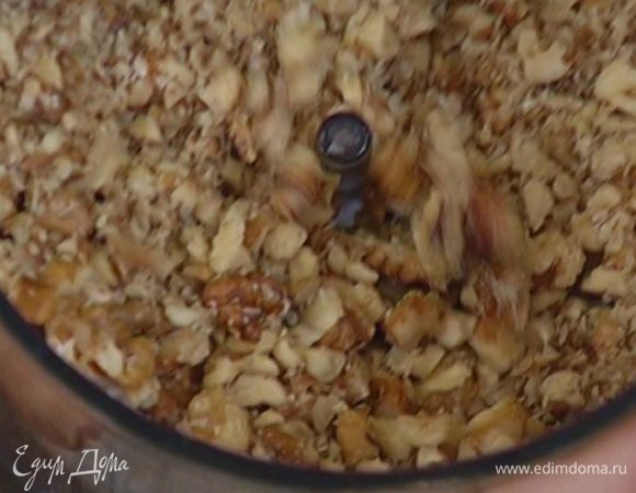 Слегка измельчить в блендере 80 г орехов, так чтобы остались крупные кусочки.