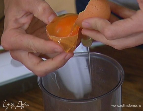 Белки взбить в крепкую пену и лопаткой вмешать в тесто.