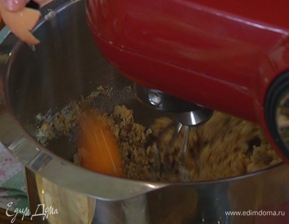 Продолжая вымешивать, по одному отправить в тесто желтки, влить ванильный экстракт.