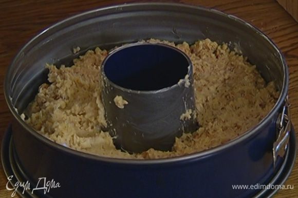 Форму для кекса с выемкой посередине смазать оставшимся сливочным маслом и выложить тесто.