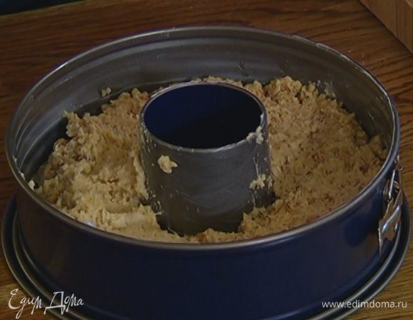 Форму для кекса с выемкой посередине смазать оставшимся сливочным маслом и выложить тесто. 