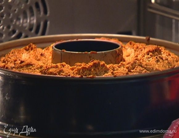 Отправить пирог в разогретую духовку на 45–50 минут.