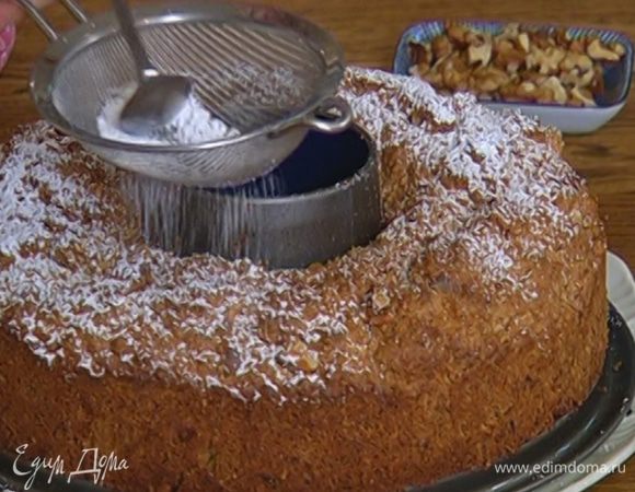 Готовый пирог посыпать сахарной пудрой и украсить оставшимися орехами.