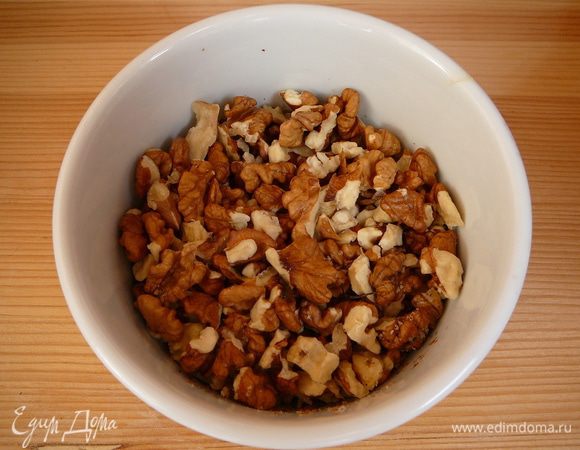 Орехи поломать на небольшие кусочки...
