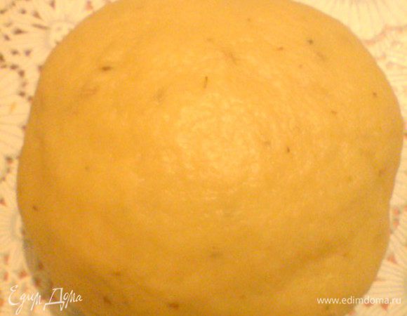 1.Высыпать на стол муку горкой (я еще и просеяла), в центр влить оливковое масло, вино, добавить семена фенхеля и соль. Тщательно смешать все ингредиенты (я сначала смешивала все в миске, а потом высыпала на стол). Тесто нужно вымешивать как можно дольше, не менее 15 минут (у меня получилось где-то 20). В процессе вымешивания оно становится очень однородным, гладким, абсолютно не липнет к рукам. В общем месить его одно удовольствие! Накрыть тесто, чтобы не подсыхало. Я его положила в ту же миску, в которой вымешивала, и накрыла крышкой. Оставить на полчаса.