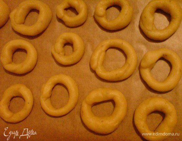 Тесто разрезать на кусочки. Я делала так: разрезала его на 4 части и сформировала 4 колбаски. Потом каждую колбаску разрезала ножом на 6-7 кусочков. И из каждого кусочка раскатала жгутик длиной 12-15 см. Соединить края. Вот и получились наши тараллуччи. Я их выкладывала на 2 досточки, застеленные бумагой для выпечки, можно на какую-то другую поверхность. Оставить тараллуччи по возможности на ночь. 