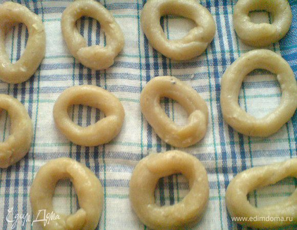 Во вместительной кастрюле вскипятить большое количество соленой воды. Как только вода начнет закипать, бросить тараллуччи в воду (варить  частями) и, когда они станут всплывать, достать их шумовкой и выложить на кухонное полотенце, чтобы убрать лишную влагу.