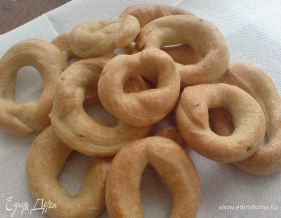 Выложить тараллуччи на противень, застелить бумагой для выпечки (можно той, на которой они лежали) и выпекать при 200 градусах минут 15-20 до слегка золотистой корочки.
Buon appetito!