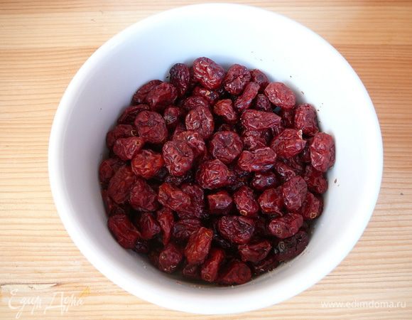 Вяленую клюкву помыть и обсушить.